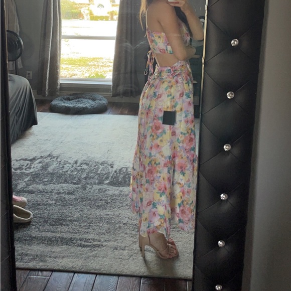 brand new floral dress from lulus with cut out back - Picture 2 of 3